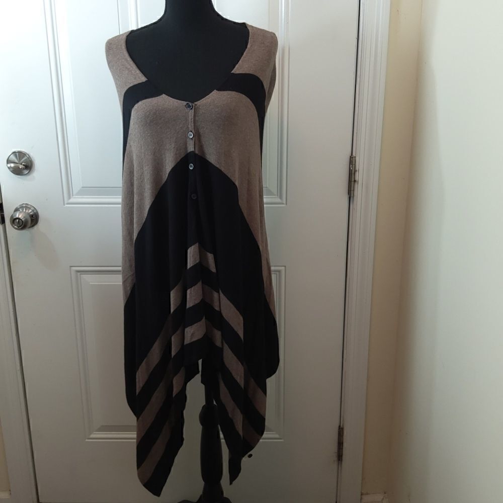 Stylus button front black & taupe shark bite cape